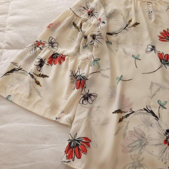Cream Long flutter sleeved floral blouse - Picture 2 of 5